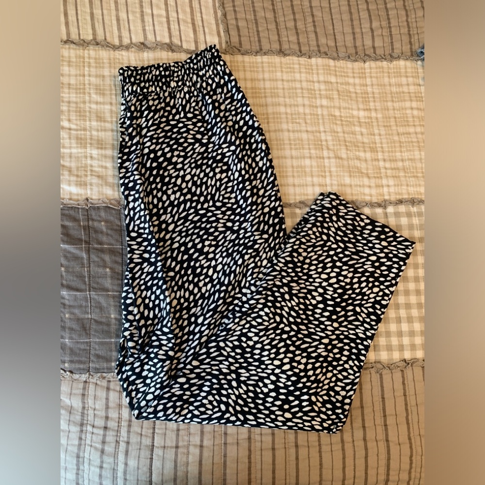 NWOT Old Navy Playa Taper Spotted Pants | black and white flowy print | size M